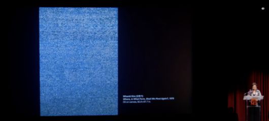 지난해 9월 메트로폴리탄 미술관에서 '어디서 무엇이 되어 다시 만나랴: 20세기의 한국 미술'이라는 제목의 특강을 하는 조앤 기 NYU IFA 원장. 사진 메트로폴리탄 미술관