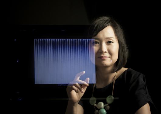 2013년 한국의 단색화에 대한 영문서를 낸 조앤기 당시 미시간대 교수가 단색화의 대표주자 이우환의 작품을 설명하고 있다. 중앙포토