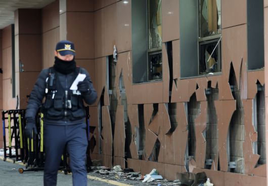 윤석열 대통령 지지자들이 난입해 유리창과 벽이 파손된 서울 마포구 서울서부지방법원 앞에서 경찰이 현장을 통제하고 있다. 뉴스1