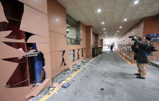 윤석열 대통령이 내란 우두머리 혐의로 구속되자 일부 윤 대통령 지지자들이 서울서부지방법원 내부로 난입해 불법폭력사태를 일으킨 19일 오후 서부지법 건물 외벽과 유리창 등이 파손돼 있다. 연합뉴스