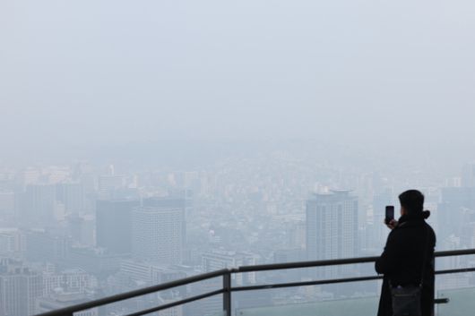 서울 지역 미세먼지 농도가 '한때 나쁨'을 기록한 6일 서울 중구 남산에서 바라본 서울 도심이 뿌옇게 흐린 상태를 나타내고 있다. 뉴스1