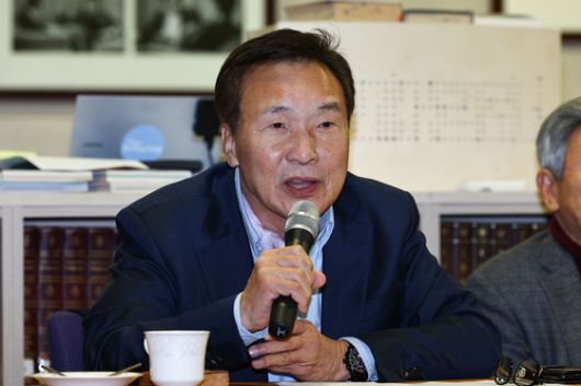 손학규 전 민주당 대표가 20일 서울 종로구 대화문화아카데미에서 열린 '대화문화아카데미 2025 새헌법안-대권에서 분권으로' 발표회에서 발언하고 있다. 김종호 기자