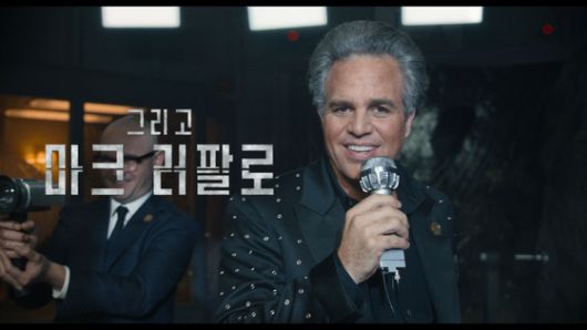 지난해 9월 공개된 영화 '미키 17' 1차 예고편의 한 장면. 마블 히어로 캐릭터 헐크로 유명한 배우 마크 러팔로가 새로운 유형의 독재자를 연기했다. 사진 워너브러더스 코리아