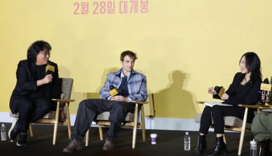 20일 오전 서울 용산구 CGV용산아이파크몰에서 열린 영화 '미키 17' 기자간담회에 봉준호 감독(왼쪽부터)과 주연 배우 로버트 패틴슨이 참석했다. '기생충' 통역가로 유명한 샤론 최(최성재, 오른쪽)가 이날 현장 통역도 맡았다. 뉴스1