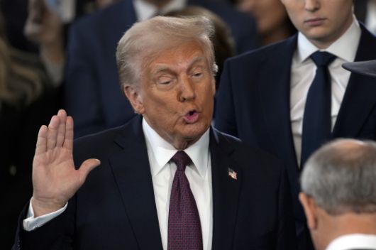 미국 도널드 트럼프(오른쪽) 대통령과 JD 밴스 부통령이 20일(현지시간) 미국 워싱턴 DC 의사당 내 중앙홀(로툰다)에서 열린 취임식 행사를 마친 뒤 의사당 건물을 떠나며 얘기를 나누고 있다. 로이터=연합뉴스