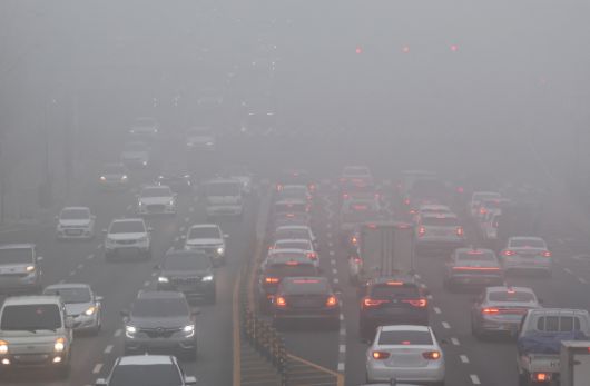 미세먼지 농도가 '나쁨' 수준을 보인 21일 오전 경기도 수원시 팔달구 경수대로가 뿌옇다. 현재 수도권과 충청권 등에 초미세먼지 주의보가 내려졌다. 연합뉴스