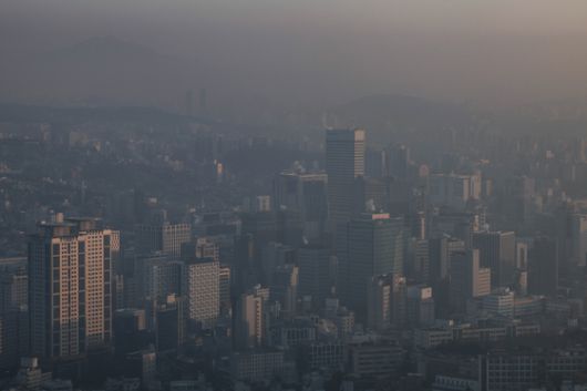 고농도 미세먼지가 도심을 덮친 지난 23일 서울 중구 남산에서 바라본 서울시내가 뿌옇게 보이고 있다. 뉴시스