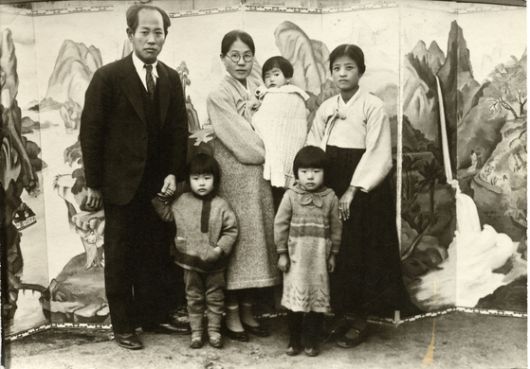 '낙원' 병풍 앞에서 찍은 가족사진. 왼쪽부터 임용련, 둘째 선영, 셋째 선명을 안은 백남순, 첫째 선애. 사진제공 유족