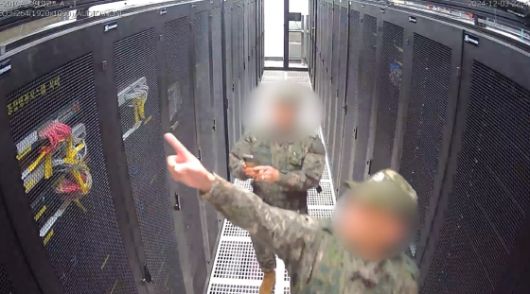 지난해 12월 3일 비상계엄 선포 당시 중앙선거관리위원회의 시스템 서버에 접근한 계엄군. 국회 행정안전위원회 제공
