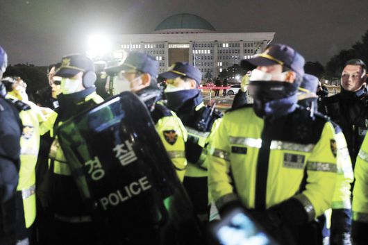 윤석열 대통령이 비상계엄을 선포한 지난 3일 밤 서울 여의도 국회 정문 앞에서 경찰병력이 출입을 통제하고 있다. 뉴스1