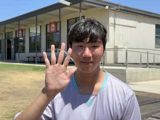 KT 위즈 스프링캠프에서 주가를 올리고 있는 신인 투수 김동현. 키뿐 아니라 손과 발도 크다. 배영은 기자