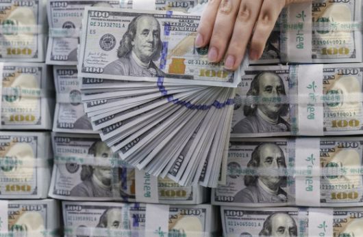 5일 서울 중구 하나은행 위·변조 대응센터 직원이 달러를 정리하고 있다. 연합뉴스