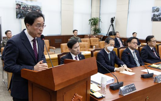 이진동 대검찰청 차장 검사가 6일 오전 서울 여의도 국회에서 열린 윤석열 정부의 비상계엄 선포를 통한 내란 혐의 진상규명 국정조사특별위원회 제3차 청문회에서 의원 질의에 답변하고 있다. 뉴스1