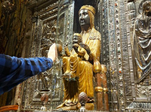 몬세라트 수도원의 검은 성모상. 탐방객이 성모의 오른손을 만질 수 있다. 손민호 기자