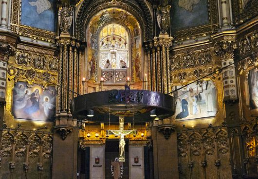 몬세라트 수도원 예배당. 허공에 매달린 예수상 위로 검은 성모상이 보인다. 전용 출입구로 올라가면 성모상을 알현할 수 있다. 몬세라트 수도원의 성모상은 치유의 기적을 일으킨다고 알려져 있다.