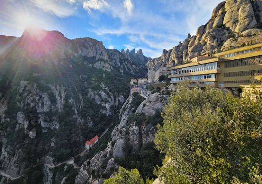 깎아지른 절벽 위에 들어선 몬세라트 수도원.