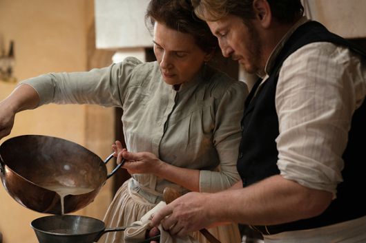 영화' 프렌치 수프'는 20년간 한 집에 살며 요리를 만들어온 천재 요리사 외제니(줄리엣 비노쉬)와 미식 연구가 도댕(브누아 마지멜)의 미식 로맨스를 담은 시대극이다. 데뷔작 '그린 파파야 향기'(1993)로 제46회 칸영화제 황금카메라상을 수상한 베트남계 프랑스 감독 트란 안 훙이 이번 영화로 칸 감독상을 차지하며 금의환향했다. 사진 그린나래미디어