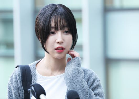 유튜버 쯔양(본명 박정원)이 지난해 11월15일 오후 수원지방법원에서 열린 자신에 대한 공갈 등 혐의로 구속기소된 구제역(본명 이준희) 재판에 증인으로 출석하며 취재진 질문에 답하고 있다. 연합뉴스