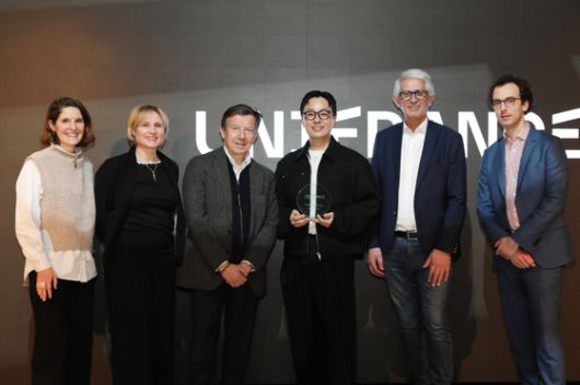 지난달 14일부터 21일까지 프랑스 파리에서 열린 ‘유니프랑스 랑데부 인 파리(Unifrance Rendez-Vous in Paris)’ 행사에서 올해 신설된 ‘유니프랑스 배급상(Unifrance Distribution Award)’을 수한 그린나래미디어 유현택 대표(가운데)가 현지에서 기념 사진을 찍었다. 사진 그린나래미디어