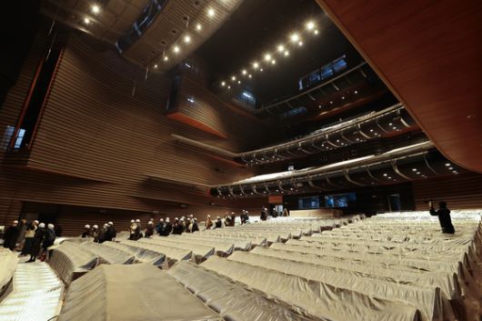 11일 서울 강남구 GS타워에서 열린 'GS아트센터 개관 및 개관 페스티벌' 기자간담회에서 참석자들이 공연장 내부를 살펴보고 있다. 연합뉴스