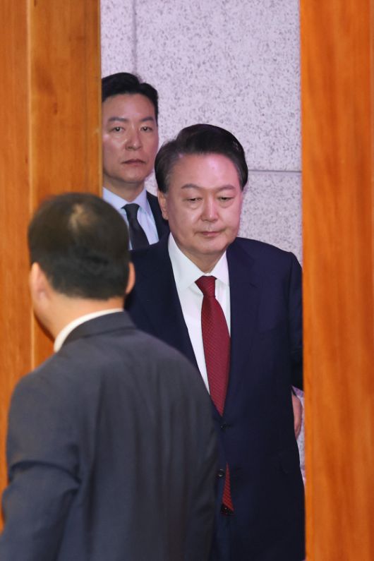 지난달 21일 탄핵심판 변론 출석하는 윤석열 대통령 경호를 하고 있는 김성훈 경호차장. 사진공동취재단