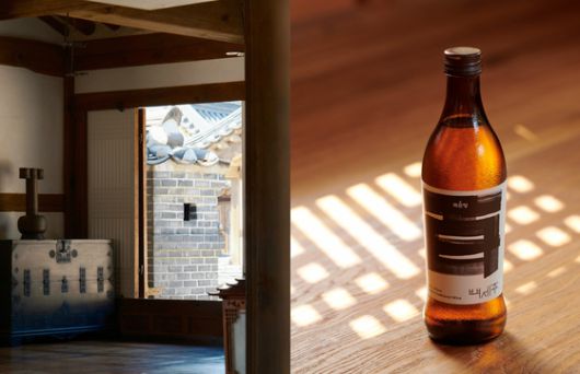 1992년 출시한 백세주는 '백년을 잇는 향기'를 컨셉으로 과거와 현대를 잇는 세련된 모습으로 재탄생했다. 사진 홍기웅·CFC 제공