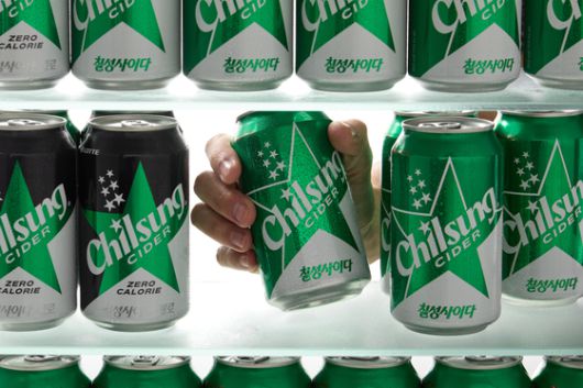 1950년 출시된 칠성사이다의 로고 변천사는 당대 디자인을 읽는 지표가 되기도 한다. 24년 만에 'Sense of Joy'를 주제로 리브랜딩한 모습. 사진 홍기웅·CFC 제공