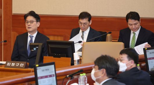 이창수 서울중앙지검장(왼쪽부터), 조상원 중앙지검 4차장, 최재훈 중앙지검 반부패수사2부장이 17일 서울 종로구 헌법재판소에서 열린 검사 3인에 대한 탄핵심판 1차 변론기일에 출석해 자리하고 있다. 연합뉴스