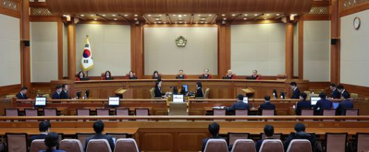 문형배 헌법재판소장 권한대행을 비롯한 헌법재판관들이 17일 오후 서울 종로구 헌법재판소에서 열린 이창수 서울중앙지검장, 조상원 4차장검사, 최재훈 반부패수사2부장검사에 대한 탄핵심판 1차 변론기일에서 대심판정에 착석해 있다. 뉴시스