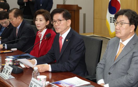 김문수 고용노동부 장관이 19일 오전 서울 여의도 국회 의원회관 세미나실에서 열린 '2030 장년 모두 Win-Win하는 노동개혁 대토론회'에서 기조연설을 하고 있다. 뉴시스