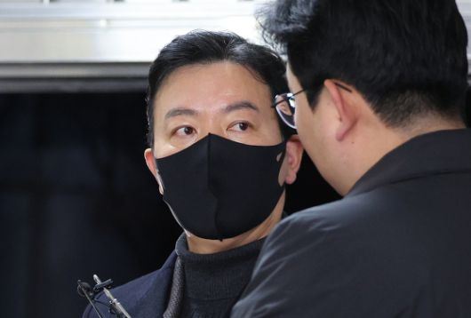 김성훈 대통령경호처 차장이 지난달 24일 오전 서울 서대문구 경찰청 국가수사본부 특별수사단에 출석하며 취재진 질문에 답변하고 있다.  특수단은 김 차장과 이광우 경호본부장에 대해 각각 구속영장을 신청했지만, 검찰은 지난 18일 청구하지 않기로 했다. 뉴스1