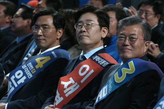 더불어민주당 대통령후보자 호남권선출대회가 2017년 3월 27일 광주여대 유니버시아드체육관에서 열린 가운데 안희정, 이재명, 문재인 후보가 연설 차례를 기다리고 있다. 오종택 기자