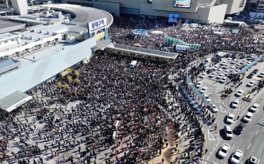2월 8일 오후 동대구역 광장에서 개신교 단체 세이브코리아가 국가비상기도회를 열고 윤석열 대통령 탄핵 반대와 석방을 촉구하고 있다. [연합뉴스]