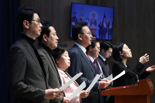 국회 법제사법위원회 소속 국민의힘 유상범 간사를 비롯한 의원들이 24일 오전 서울 여의도 국회 소통관에서 공수처의 윤석열 대통령에 대한 불법 수사 관련 입장 발표 기자회견을 하고 있다. 뉴스1