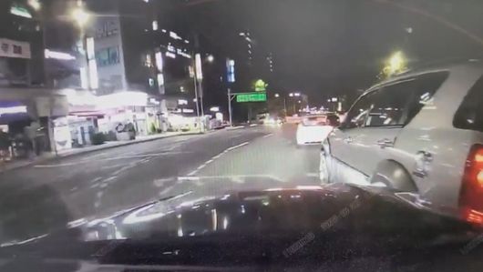 충북경찰청은 충청권에서 고의 교통사고를 내 보험금을 받아 챙긴 183명을 불구속 상태로 검찰에 송치했다고 지난해 11월 13일 밝혔다. 사진은 가해 차량이 교차로에서 좌측차로로 진로 변경하는 차량을 고의로 충격해 사고 야기하는 장면. 사진 충북경찰청=뉴시스