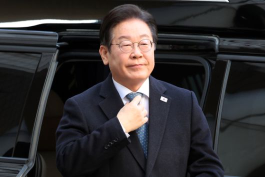 이재명 더불어민주당 대표가 2015년 성남시장 당시 김문기 성남도시개발공사 개발1처장과 함께 찍은 사진. 이 대표가 공직선거법상 허위사실공표 혐의 유죄를 받은 ″조작된 것″ 발언은 이 사진에 대해 반박하는 과정에서 언급됐다. 중앙포토