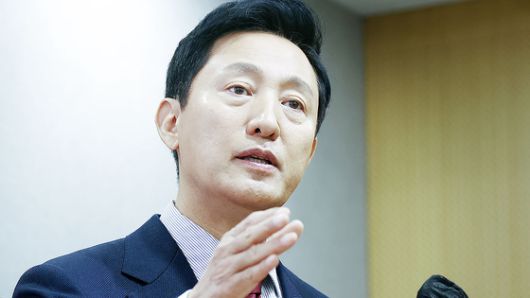 오세훈 서울시장이 지난해 11월 26일 오전 서울시청 브리핑룸에서 열린 소상공인 힘보탬 프로젝트 기자설명회를 마친 뒤 명태균, 강혜경 씨 관련 질문에 답하고 있다. 연합뉴스