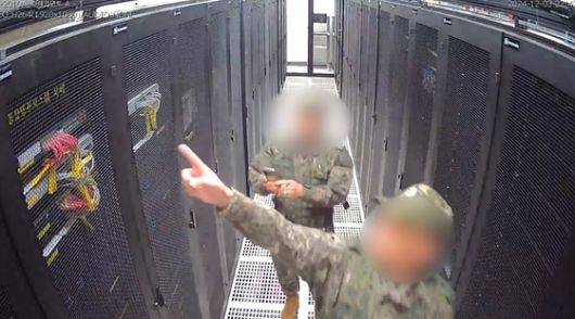 12.3 비상계엄 당시 중앙선거관리위원회 서버를 촬영하고 있는 계엄군. 국회 행정안전위원회 제공