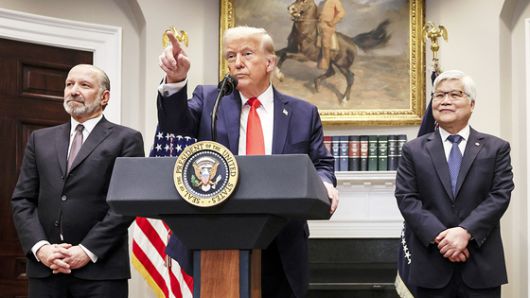 지난달 경기도 평택시 포승읍 평택항 수출 야적장에 자동차와 컨테이너가 모여있는 모습. 뉴스1