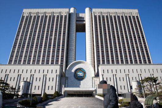 서울중앙지법은 7일 윤석열 대통령에 대한 구속 취소를 결정하며 구속 기간은 날이 아닌 시간으로 계산해야 한다고 봤다. 법원 판단대로라면 검찰 특별수사본부는 구속 기간이 끝났음에도 윤 대통령을 불법 구금한 게 된다. 뉴스1