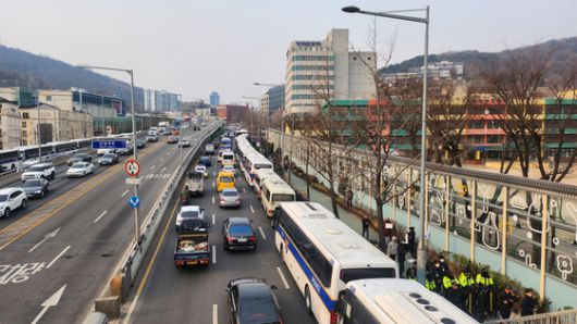 7일 오후 4시쯤 서울 용산구 한남동 대통령 관저 인근에 윤석열 대통령 지지자들이 모여 ″윤석열 대통령 우리가 지킨다″라고 외치고 있다. 김서원 기자