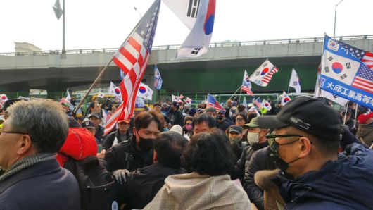 윤석열 대통령 지지자들이 모이자 서울 용산구 한남초등학교 인근에 경찰차가 줄지어 서있는 모습. 김서원 기자