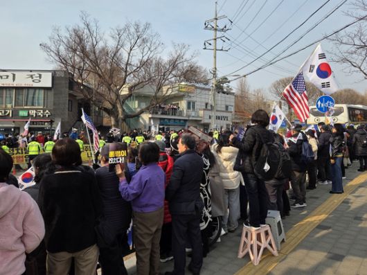 오동운 고위공직자범죄수사처(공수처) 처장이 지난달 25일 오전 서울 여의도 국회에서 열린 윤석열 정부의 비상계엄 선포를 통한 내란 혐의 진상규명 국정조사 제5차 청문회에서 의원 질의에 답변을 마친 후 물을 마시고 있다. 뉴스1