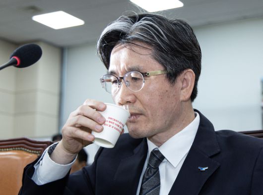 지난 1월 19일 새벽 서울서부지방법원에 윤석열 대통령에 대한 구속영장 발부 소식에 격분한 윤 대통령 지지자들이 난입해 법원 현판을 훼손시켰다. 뉴스1