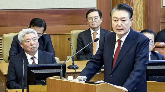 7일 오후 4시쯤 경기 의왕 서울구치소 삼거리 앞에 모인 지지자들이 태극기 등을 흔들며 ″윤석열 대통령″을 외치고 있다. 박종서 기자