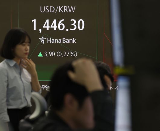 지난 7일 서울 중구 하나은행 본점 딜링룸에 원·달러 환율이 표시된 모습. 연합뉴스