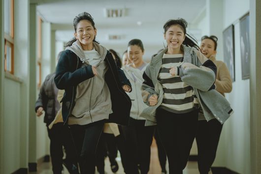 '괜괜괜' 속 서울국제예술단원들은 시종일관 밝음을 유지하는 인영(이레, 오른쪽)과 함께하며 조금씩 달라진다. 그중에서도 가장 실력이 뛰어난 나리(정수빈)는 인영 덕분에 처음으로 자신의 감정에 솔직해진다. 사진 바이포엠스튜디오