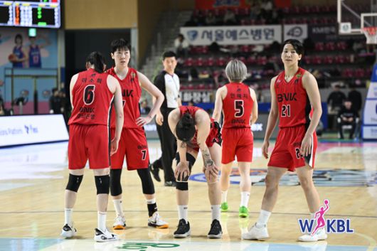 여자프로농구 부산 BNK는 지난 7일 삼성생명과 플레이오프 경기에서 4쿼터에 단 1득점에 그쳤다. [사진 WKBL]