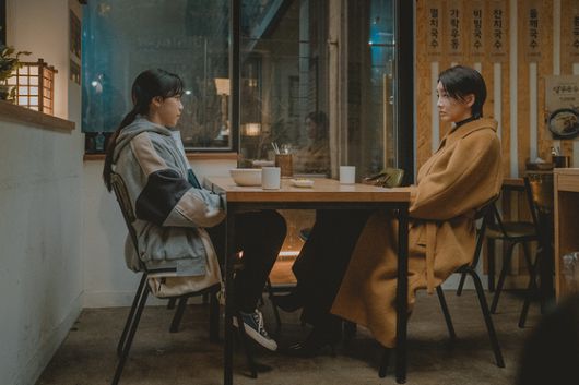 인영(이레, 왼쪽)은 완벽주의 단장 설아(진서연)의 일상도 바꾼다. 오갈데 없는 인영을 받아주며 "집에선 아무것도 하지 말라"고 당부하던 설아는 어느새 인영과 '사람답게' 살아가는 자신의 모습을 발견한다. 사진 바이포엠스튜디오