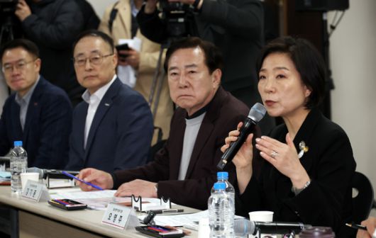 오영주 중소벤처기업부 장관이 12일 경기 화성 ㈜지제이알미늄에서 열린 '美 철강·알루미늄 관세 부과에 따른 수출 중소기업 현장 간담회'에서 모두발언을 하고 있다. 사진 중소벤처기업부